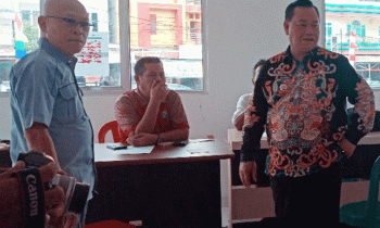 Bupati Kotim Halikinnor berdiskusi dengan panitia Porprov Kalteng di Mal Pelayanan Publik.