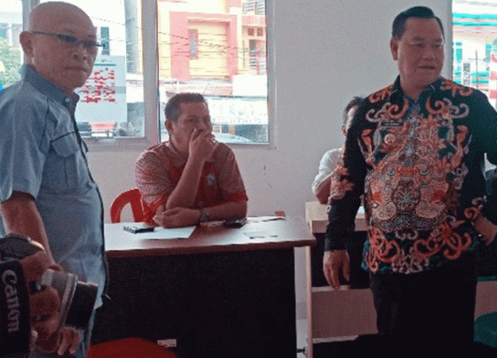 Bupati Kotim Halikinnor berdiskusi dengan panitia Porprov Kalteng di Mal Pelayanan Publik.