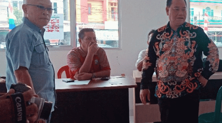 Bupati Kotim Halikinnor berdiskusi dengan panitia Porprov Kalteng di Mal Pelayanan Publik.