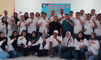 Bupati Kotim Halikinnor berfoto bersama pada pelepasan Kontingen PGRI Kotim ke PGRI Tabalong, Rabu, 5 Juli 2023.