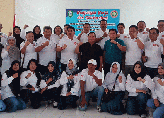 Bupati Kotim Halikinnor berfoto bersama pada pelepasan Kontingen PGRI Kotim ke PGRI Tabalong, Rabu, 5 Juli 2023.