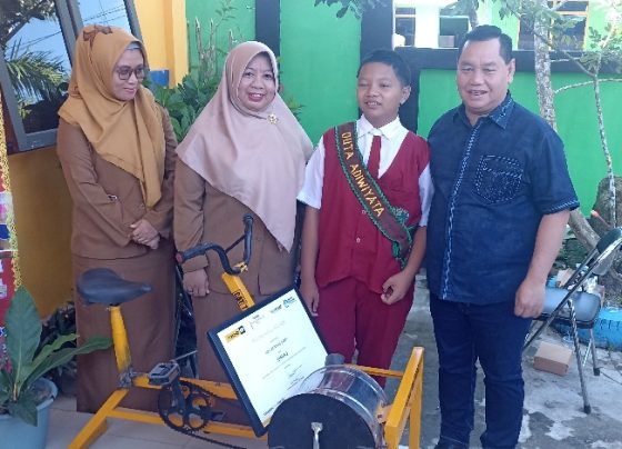 Bupati Kotim Halikinnor berfoto bersama siswa dan guru SDN 4 Ketapang, Asykuriah dengan inovasi sepeda pencacah sampah, Selasa, 25 Juli 2023.