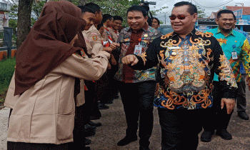 Bupati Kotim Halikinnor berinteraksi dengan siswa saat meninjau Jalan Gunung Kerinci, Kamis, 20 Juli 2023.