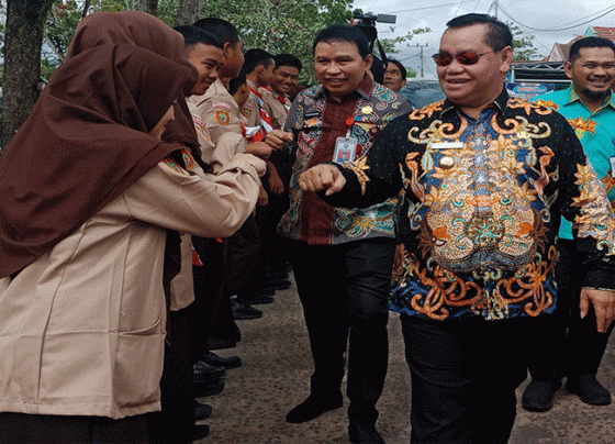 Bupati Kotim Halikinnor berinteraksi dengan siswa saat meninjau Jalan Gunung Kerinci, Kamis, 20 Juli 2023.