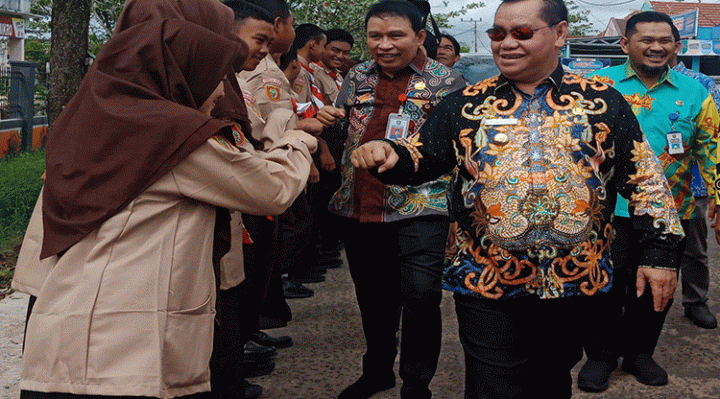Bupati Kotim Halikinnor berinteraksi dengan siswa saat meninjau Jalan Gunung Kerinci, Kamis, 20 Juli 2023.
