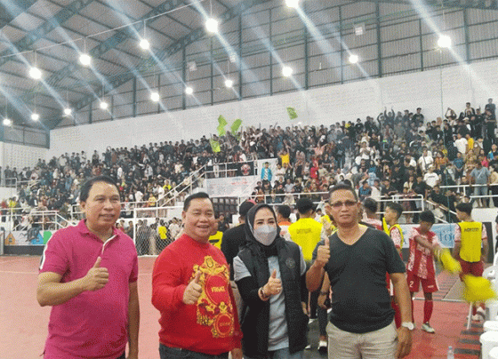 Bupati Kotim Halikinnor bersama Sekda Kotim Fajrur Rahman dan Wakil Bupati Seruyan Iswanti berfoto bersama selepas menyaksikan pertandingan Tim Futsal Putra di Grup C, Sabtu malam, 29 Juli 2023.