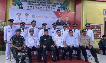 Bupati Kotim Halikinnor beserta jajaran foto bersama dengan Pejabat Kades yang baru dilantik, Rabu, 5 Juli 2023.