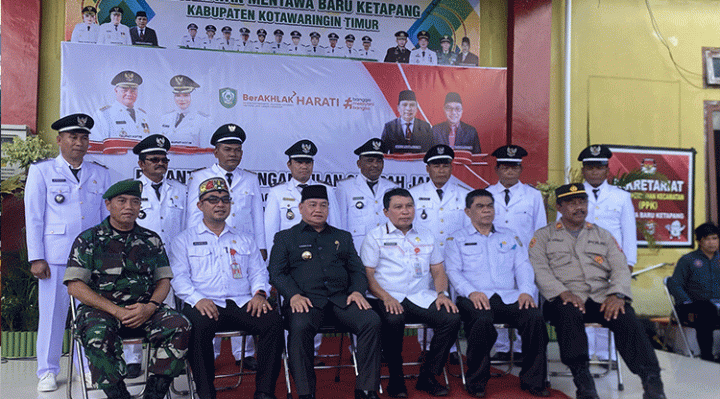 Bupati Kotim Halikinnor beserta jajaran foto bersama dengan Pejabat Kades yang baru dilantik, Rabu, 5 Juli 2023.