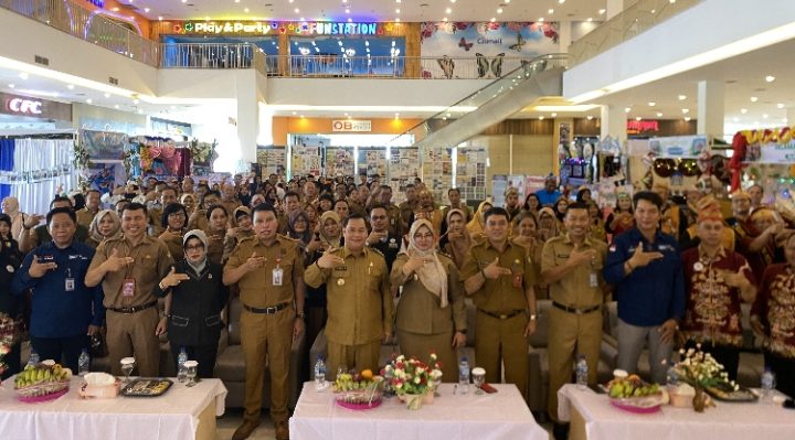 Bupati Kotim Halikinnor beserta jajaran saat berfoto bersama di kegiatan Lokakarya Guru Penggerak, Selasa, 10 Juli 2023.