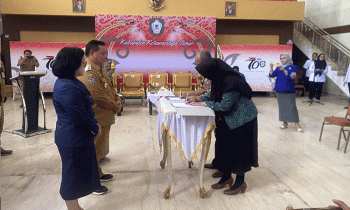 Bupati Kotim Halikinnor didampingi Ketua DPRD Kotim Rinie Anderson menyaksikan penandatangan PT Bumi Resik dan PT Hapakat Betang Mandiri, Senin, 10 Juli 2023.