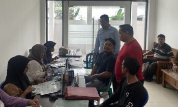 Bupati Kotim Halikinnor didampingi Ketua KONI Kotim Ahyar Umar saat berbincang dengan perwakilan Kontingen Lamandau Minggu 2 Juli 2023.