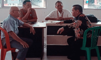 Bupati Kotim Halikinnor diskusi dengan panitia Porprov Kalteng di Mal Pelayanan Publik.