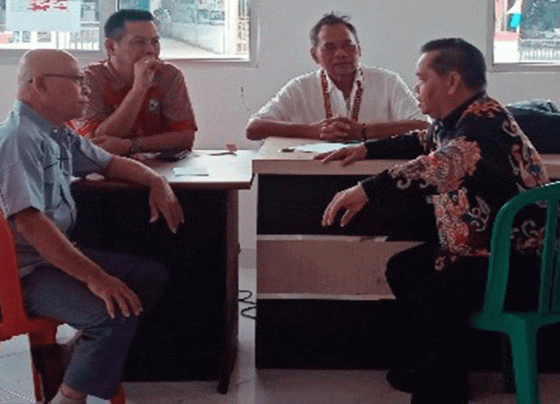 Bupati Kotim Halikinnor diskusi dengan panitia Porprov Kalteng di Mal Pelayanan Publik.