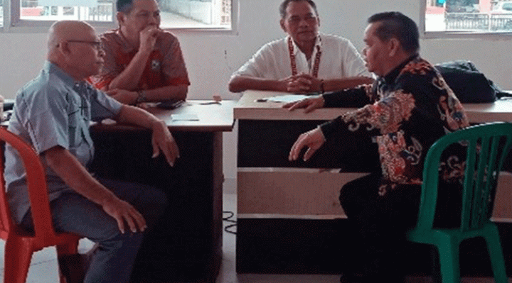 Bupati Kotim Halikinnor diskusi dengan panitia Porprov Kalteng di Mal Pelayanan Publik.