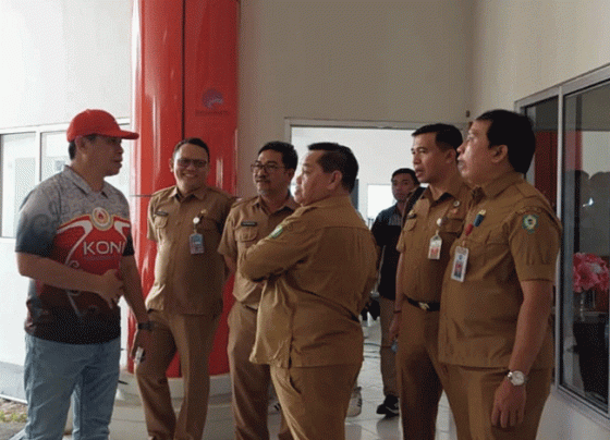 Bupati Kotim Halikinnor ditemani Sekda Kotim Fajrurrahman dan Kepala Dispora Kotim Wim RK Benung berbincang bincang dengan Ketua KONI Kotim Ahyar Umar.