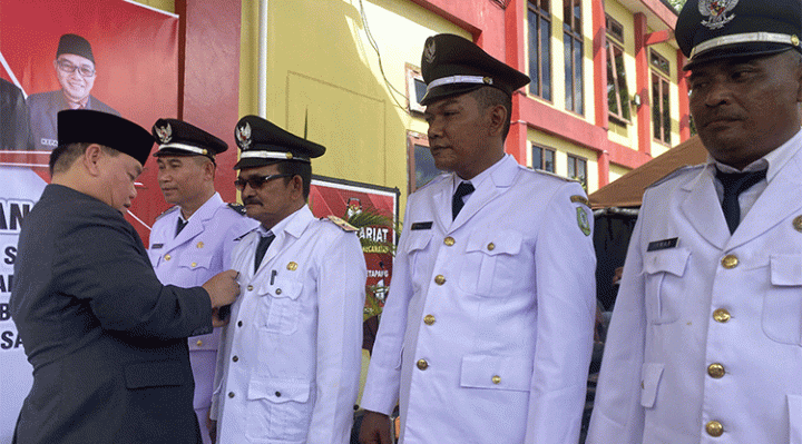 Bupati Kotim Halikinnor memasangkan Lencana Kades ke salah seorang Pejabat Kades yang baru dilantik, Rabu, 5 Juli 2023.