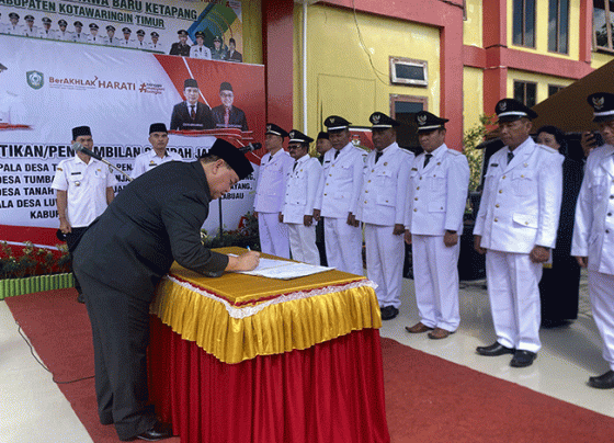 Bupati Kotim Halikinnor menandatangani berita acara pelantikan 8 Pejabat Kades di halaman Kantor Kecamaataan Mentawa Baru Ketapang, Rabu, 5 Juli 2023.