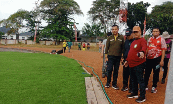 Bupati Kotim Halikinnor mengecek kesiapan Stadion 29 Nopember, Jumat, 21 Juli 2023.
