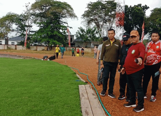 Bupati Kotim Halikinnor mengecek kesiapan Stadion 29 Nopember, Jumat, 21 Juli 2023.