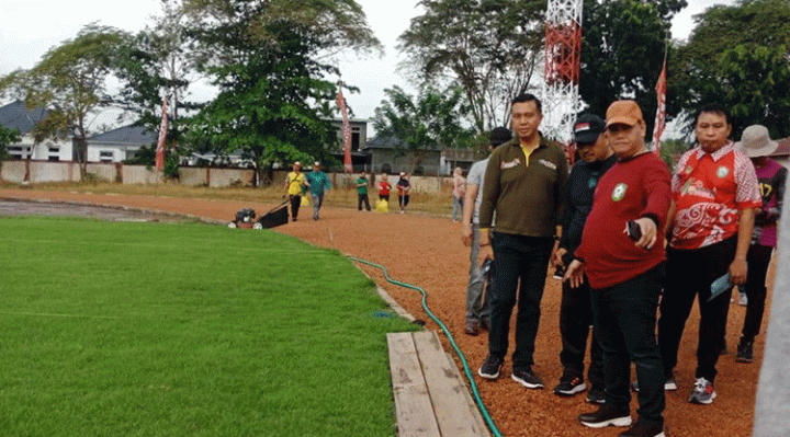 Bupati Kotim Halikinnor mengecek kesiapan Stadion 29 Nopember, Jumat, 21 Juli 2023.