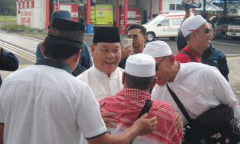 Bupati Kotim Halikinnor menyambut kedatangan jemaah haji asal kabupaten ini, Sabtu, 15 Juli 2023.