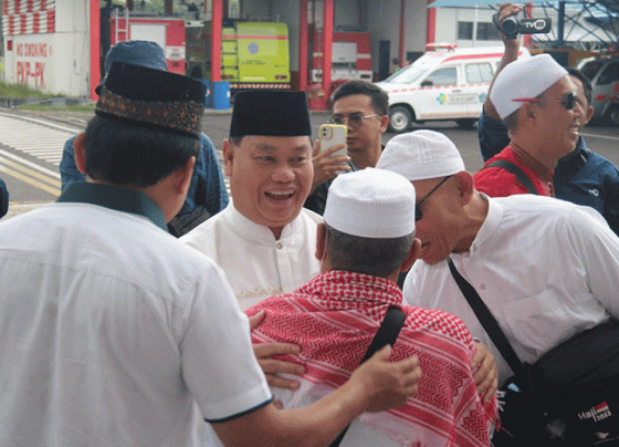 Bupati Kotim Halikinnor menyambut kedatangan jemaah haji asal kabupaten ini, Sabtu, 15 Juli 2023.