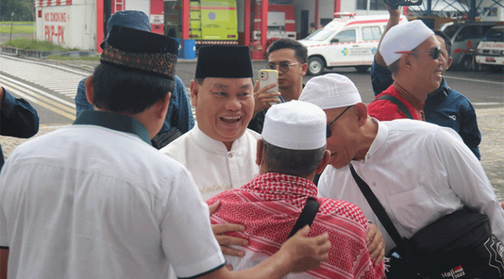 Bupati Kotim Halikinnor menyambut kedatangan jemaah haji asal kabupaten ini, Sabtu, 15 Juli 2023.