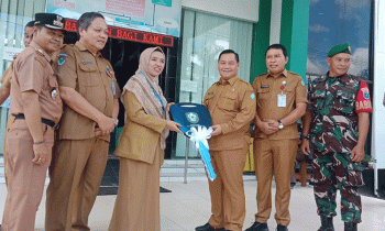 Bupati Kotim Halikinnor menyerahkan secara simbolis kunci mobile ambulans kepada Kepala Puskemas Baamang II dr. Desliana, Selasa, 4 Juli 2023.