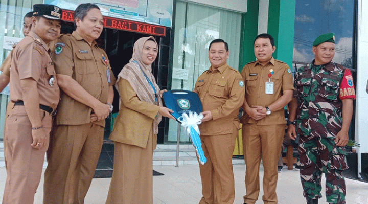 Bupati Kotim Halikinnor menyerahkan secara simbolis kunci mobile ambulans kepada Kepala Puskemas Baamang II dr. Desliana, Selasa, 4 Juli 2023.