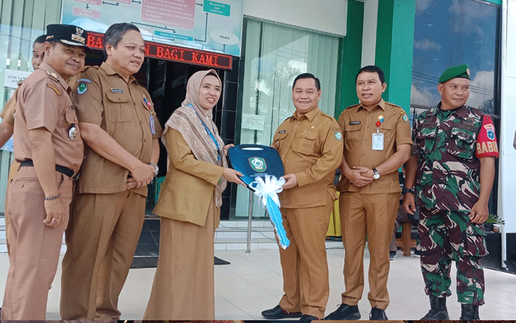 Serahkan Bantuan Ambulans untuk Puskesmas Baamang II, Ini Harapan Halikinnor
