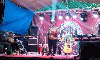Bupati Kotim Halikinnor pada pembukaan Festival Mega Kolaborasi Komunitas se Kotim Volume 4 2023,Jalan Yos Sudarso Taman Kota Sampit, Jumat, 21 Juli 2023.