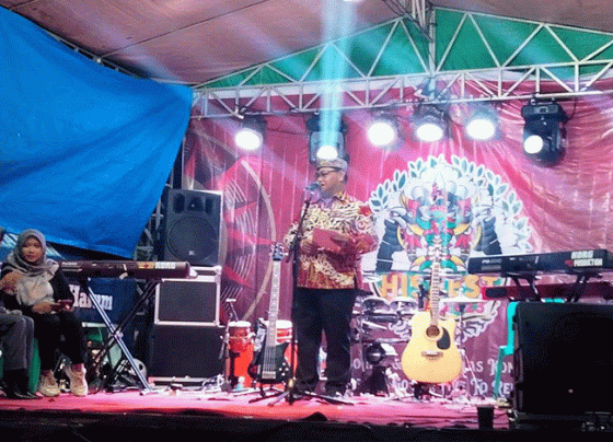 Bupati Kotim Halikinnor pada pembukaan Festival Mega Kolaborasi Komunitas se Kotim Volume 4 2023,Jalan Yos Sudarso Taman Kota Sampit, Jumat, 21 Juli 2023.