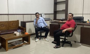 Bupati Kotim Halikinnor saat berbincang bincang dengan Ketua KONI Kotim Ahyar Umar, Minggu, 2 Juli 2023.