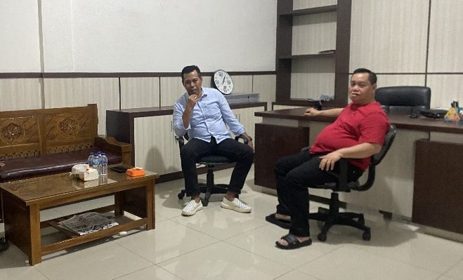 Bupati Kotim Halikinnor saat berbincang bincang dengan Ketua KONI Kotim Ahyar Umar, Minggu, 2 Juli 2023.