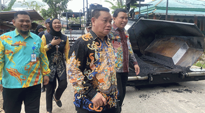 Bupati Kotim Hallikinnor didampingi Sekda Kotim Fajrurrahman, pejabat PUPR Kotim dan Lurah meninjau pengaspalan Jalan Ki Hajar Dewantara, Kamis, 20 Juli 2023.