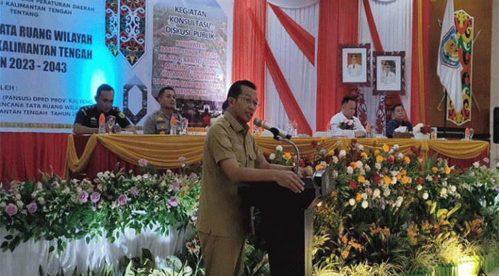 Bupati Murung Raya (Mura) Perdie M. Yoseph saat menyampaikan sambutan pada kegiatan pembahasan Raperda tentang RTRW Provinsi Kalimantan Tengah 2023 2043, di GPU Tira Tangka Balang, Selasa 6 Juni 2023.