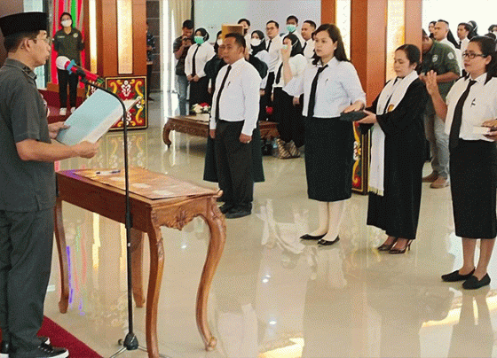 Bupati Murung Raya Pedie M. Yoseph saat mengambil sumpah dan janji jabatan 90 PPPK jabatan fungsional tenaga kesehatan di aula Cahai Ondhui Tinggang, Jumat, 5 Mei 2023.