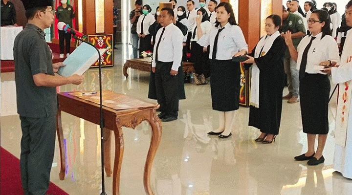 Bupati Murung Raya Pedie M. Yoseph saat mengambil sumpah dan janji jabatan 90 PPPK jabatan fungsional tenaga kesehatan di aula Cahai Ondhui Tinggang, Jumat, 5 Mei 2023.