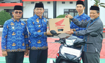 Bupati Murung Raya Perdie M. Yoseph didampinggi Wakil Bupati Murung Raya Rejikinoor menyerahkan satu unit sepeda motor kepada Ketua Pimpinan Muhamadiyah Murung Raya Joko Sidik, Rabu, 17 Mei 2023.