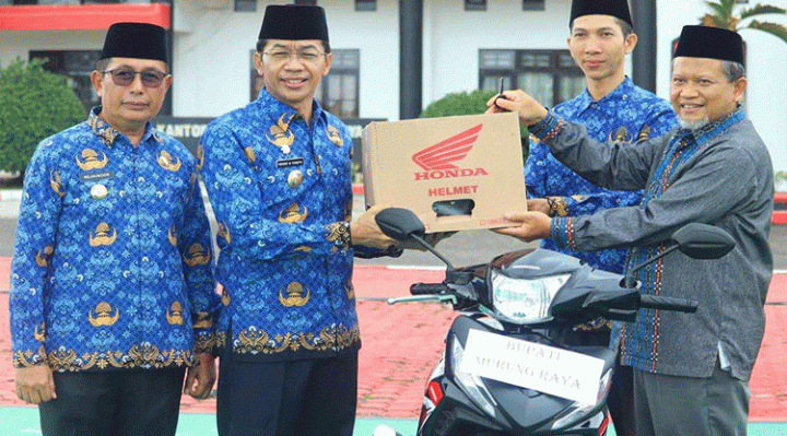 Bupati Murung Raya Perdie M. Yoseph didampinggi Wakil Bupati Murung Raya Rejikinoor menyerahkan satu unit sepeda motor kepada Ketua Pimpinan Muhamadiyah Murung Raya Joko Sidik, Rabu, 17 Mei 2023.