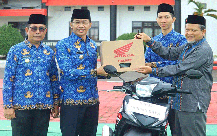 Bupati Murung Raya Sumbang Sepeda Motor untuk Hadiah Jalan Sehat
