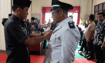Bupati Murung Raya Perdie M. Yoseph melantik sekaligus mengambil sumpah janji jabatan Penjabat Kepala Desa Puruk Kambang Mohamad Hoyan, Jumat, 5 Mei 2023.