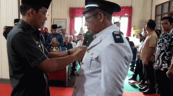 Bupati Murung Raya Perdie M. Yoseph melantik sekaligus mengambil sumpah janji jabatan Penjabat Kepala Desa Puruk Kambang Mohamad Hoyan, Jumat, 5 Mei 2023.