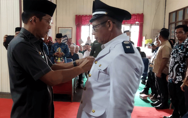 Bupati Murung Raya Lantik Pj. Kades Puruk Kambang