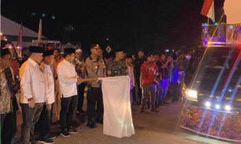 Bupati Murung Raya Perdie M. Yoseph (memegang bendera putih) melepas peserta pawai takbir keliling di malam Hari Raya Idulfitri 1 Syawal 1444 H, Sabtu, 22 April 2023.