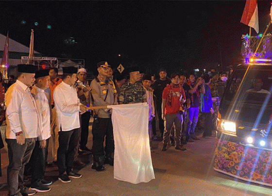 Bupati Murung Raya Perdie M. Yoseph (memegang bendera putih) melepas peserta pawai takbir keliling di malam Hari Raya Idulfitri 1 Syawal 1444 H, Sabtu, 22 April 2023.