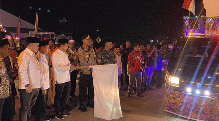 Bupati Murung Raya Perdie M. Yoseph (memegang bendera putih) melepas peserta pawai takbir keliling di malam Hari Raya Idulfitri 1 Syawal 1444 H, Sabtu, 22 April 2023.