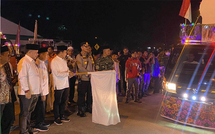 Bupati Murung Raya Lepas Peserta Pawai Takbir Malam Hari Raya Idulfitri 1444 H
