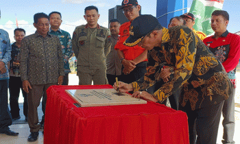 Bupati Murung Raya Perdie M. Yoseph menandatangani prasasti tanda diresmikannya kantor BPBD Murung Raya yang baru, Kamis, 11 Mei 2023.