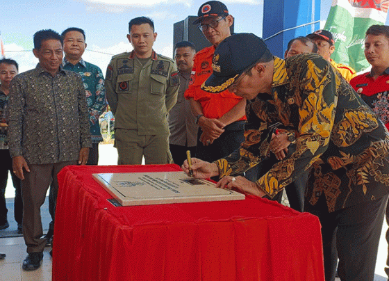 Bupati Murung Raya Perdie M. Yoseph menandatangani prasasti tanda diresmikannya kantor BPBD Murung Raya yang baru, Kamis, 11 Mei 2023.